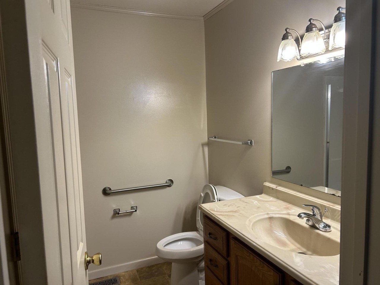 812 Springmont Dr - Photo 4 of 14