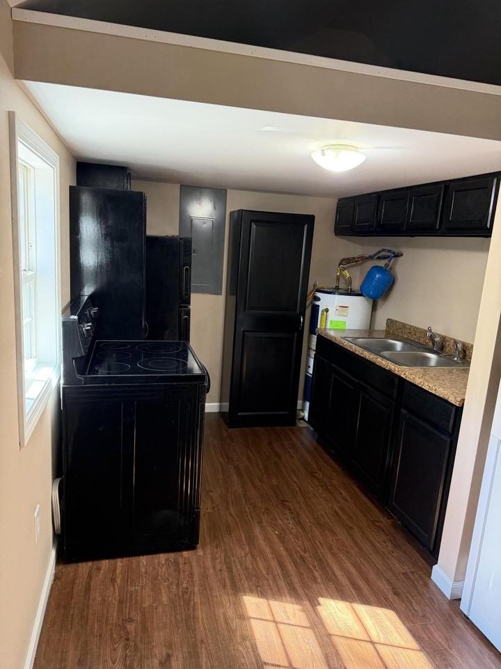 420 Paradise Rd - Photo 5 of 12