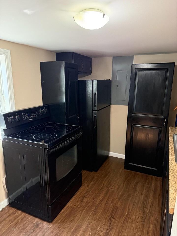 420 Paradise Rd - Photo 6 of 12