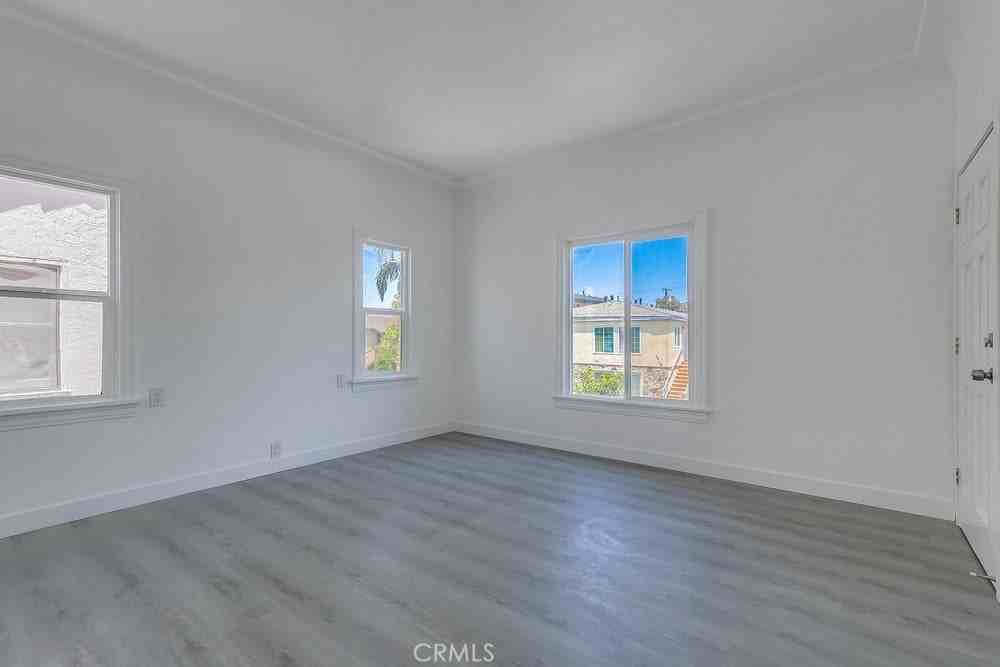 1009 Coronado Ave - Photo 7 of 37