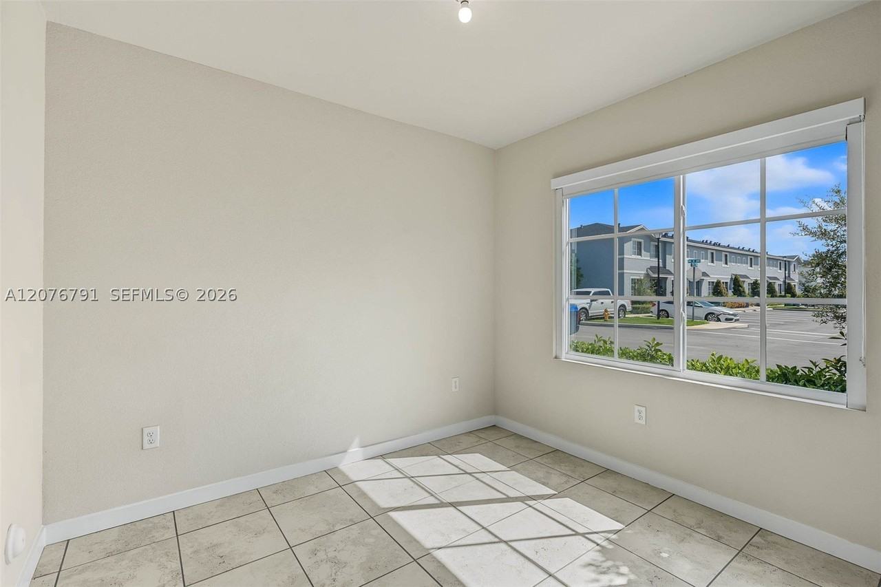 446 Nw 11th Ave #446 - Photo 5 of 27