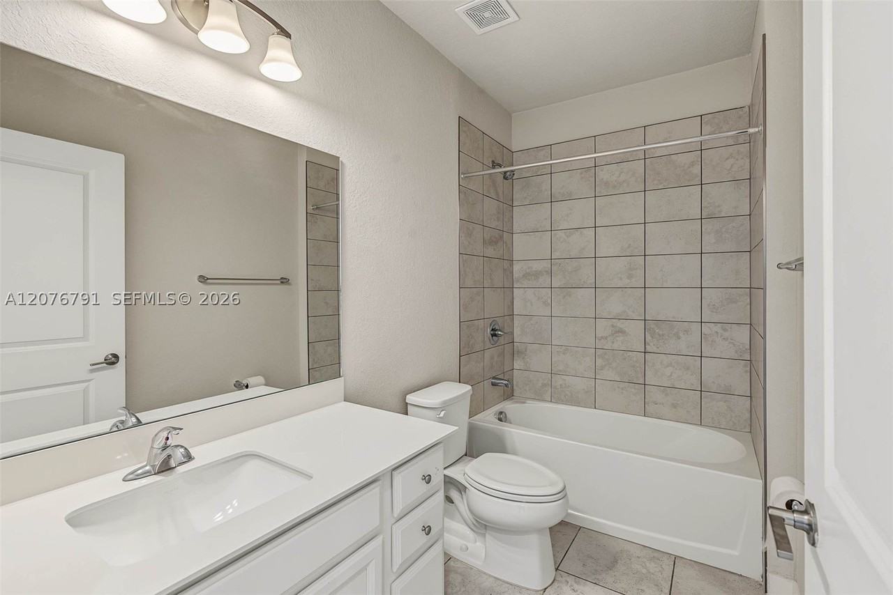 446 Nw 11th Ave #446 - Photo 7 of 27