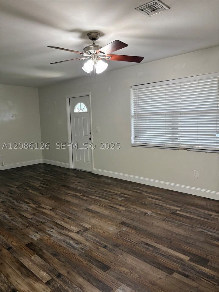 1561 Nw 8th Ter #1561 - Photo 6 of 23