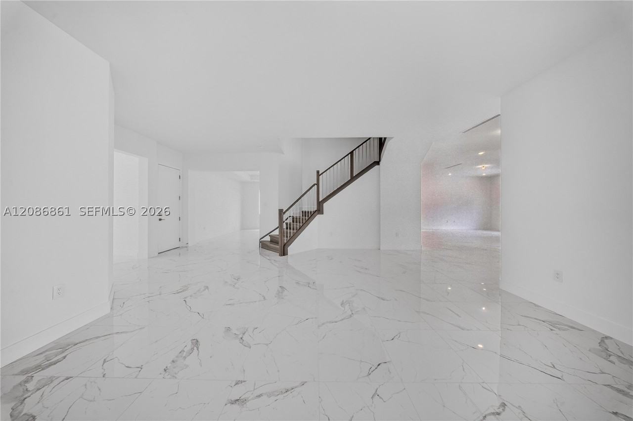 19638 Ne 14th Ave #19638 - Photo 5 of 50