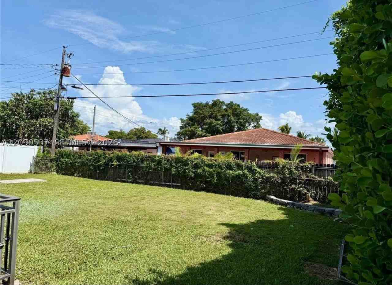 1525 Sw 18th St - Photo 2 of 11