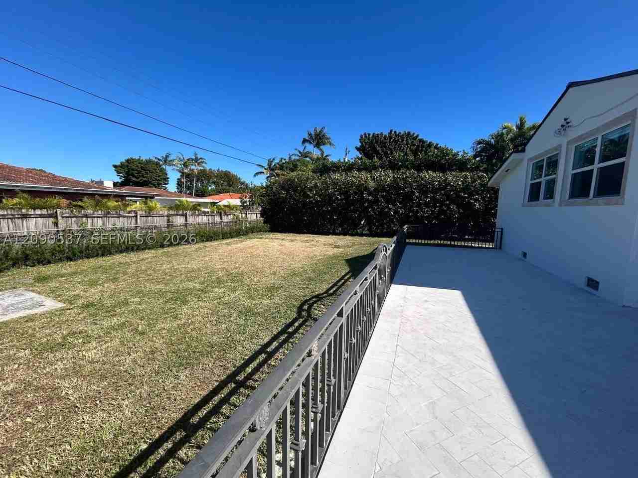 1525 Sw 18th St - Photo 3 of 11