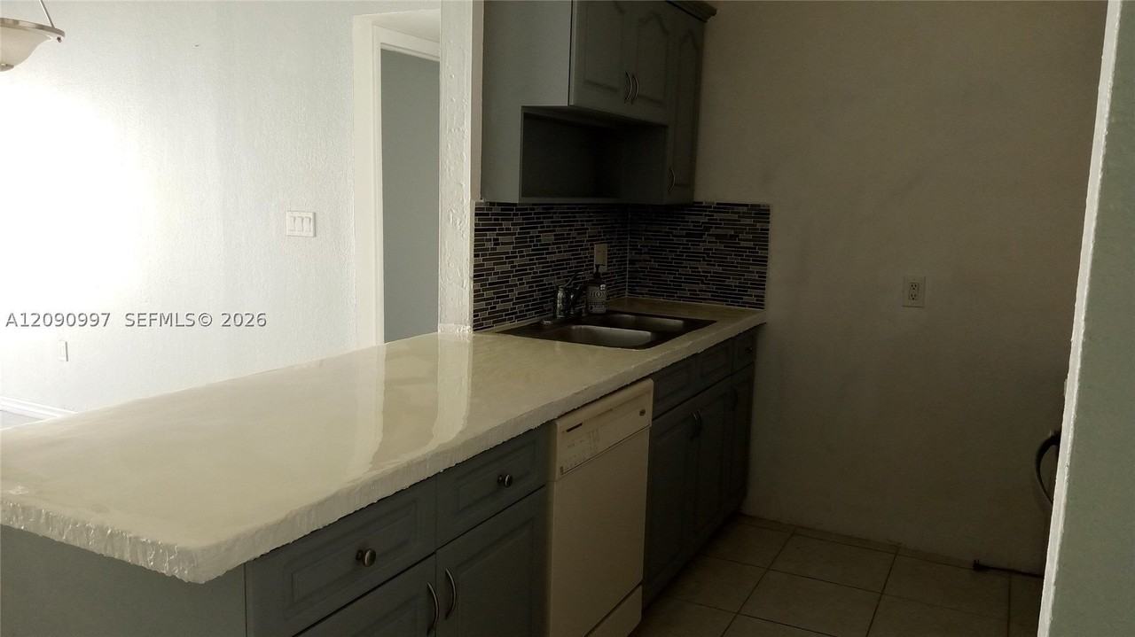 300 W 74th Pl #303 - Photo 5 of 18