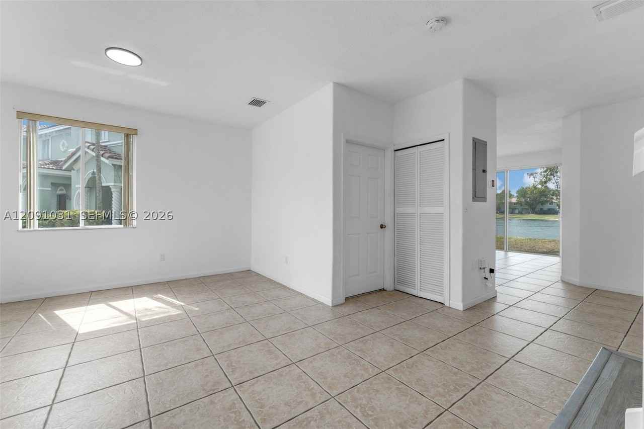 2712 Se 15th Pl #148 - Photo 5 of 49