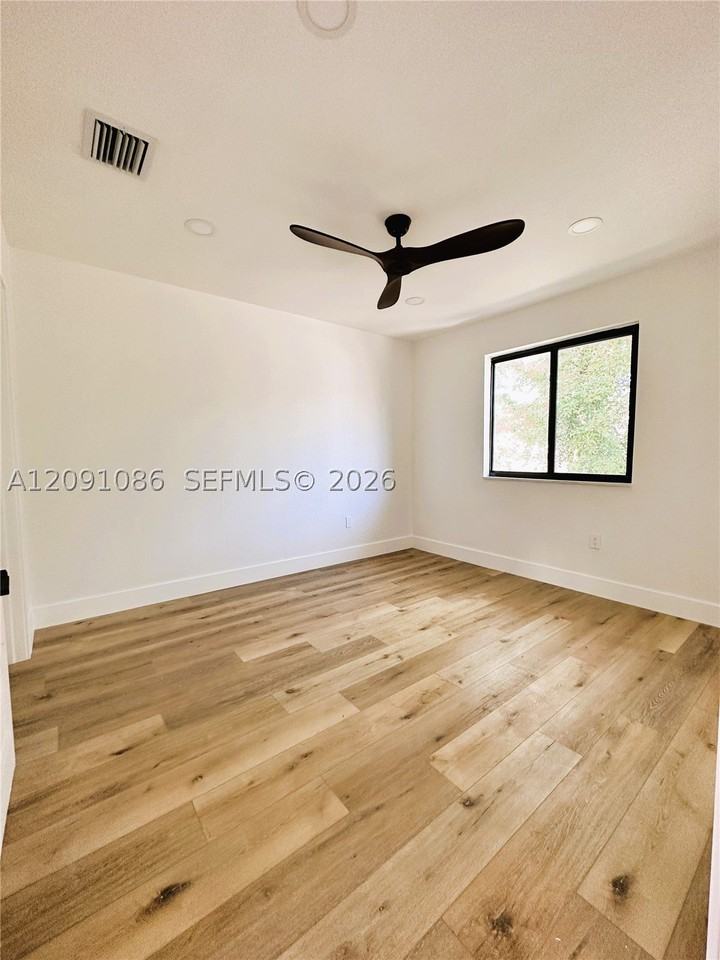 1278 Sw 2nd St #4 - Photo 5 of 10