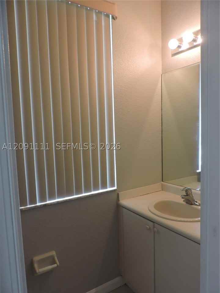 1408 Se 26th Ct #312 - Photo 6 of 23
