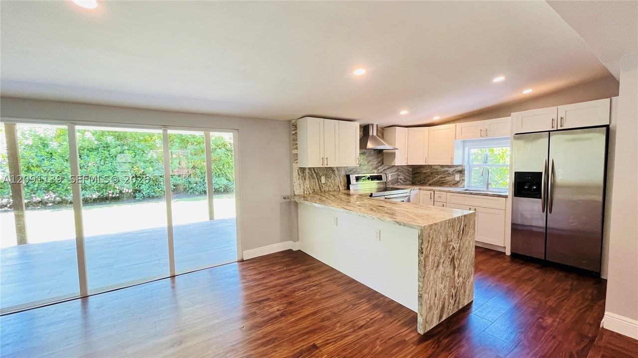 2250 Sw 23rd St - Photo 6 of 32