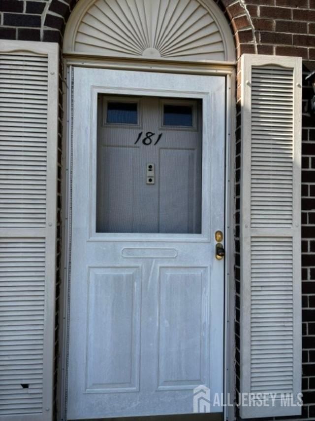 181 Hampshire Ct - Photo 2 of 9