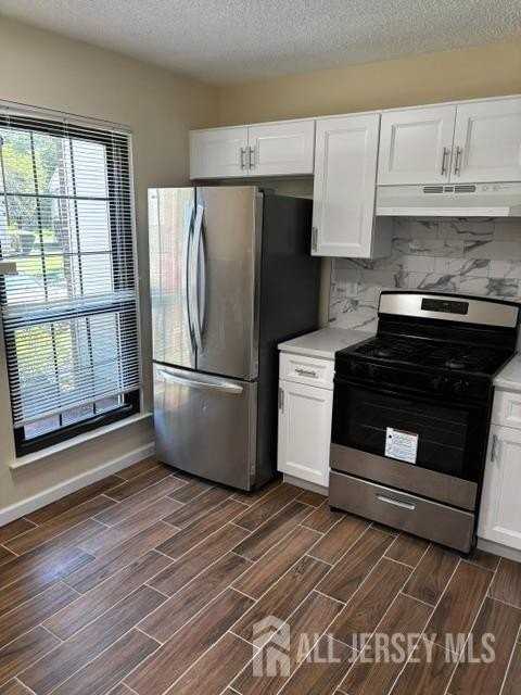 181 Hampshire Ct - Photo 3 of 9