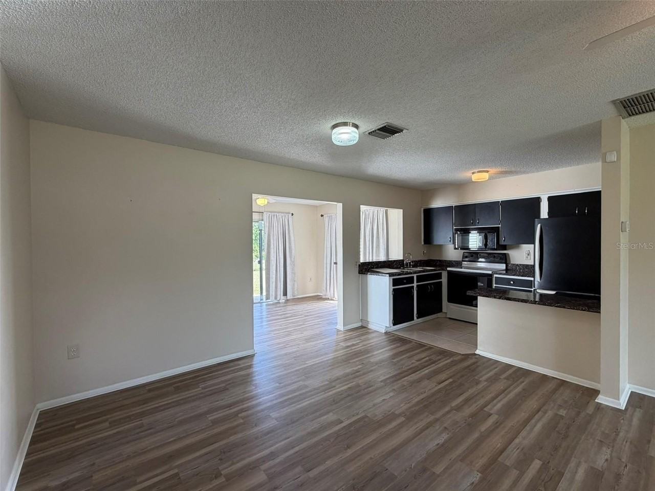 4010 Grobe St - Photo 5 of 25