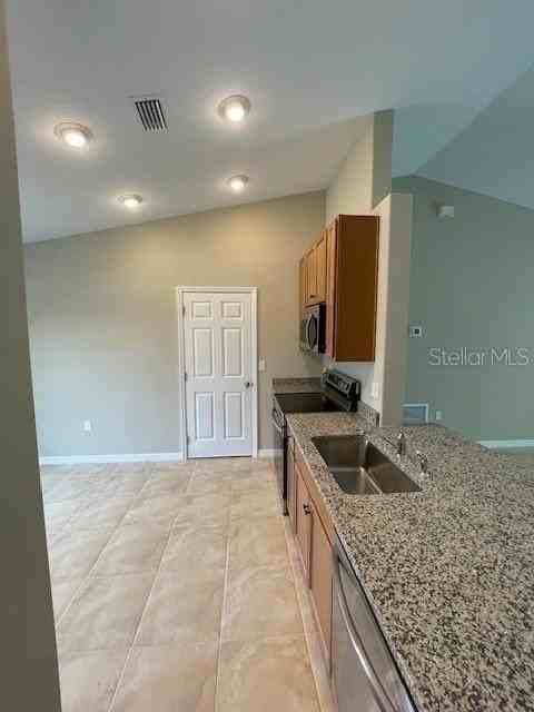 14 Presidential Ln - Photo 2 of 16