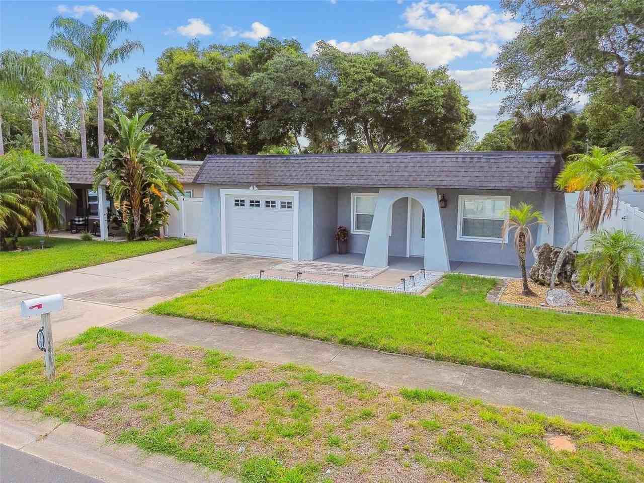 12257 Eldon Dr - Photo 2 of 50
