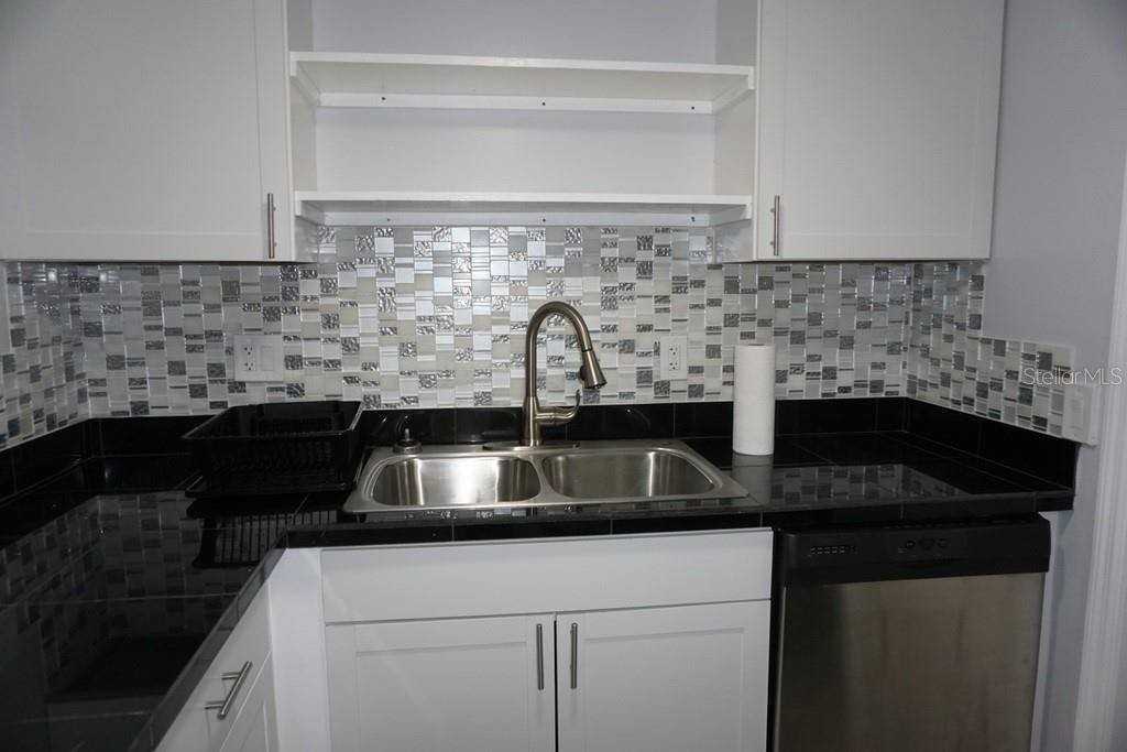 1250 46th St - Photo 4 of 35