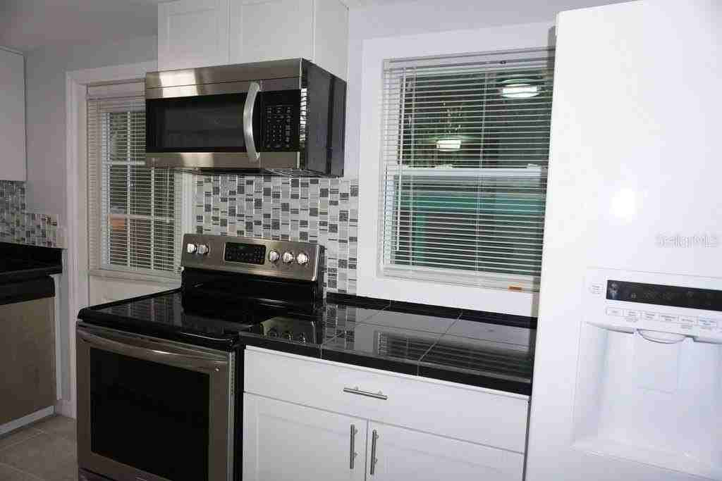 1250 46th St - Photo 5 of 35