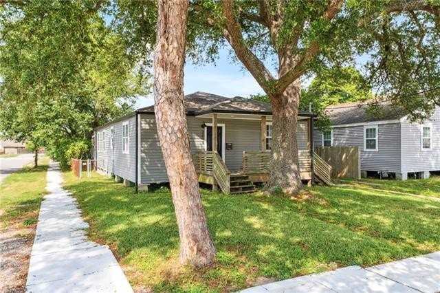 327 Warrington Dr - Photo 3 of 23