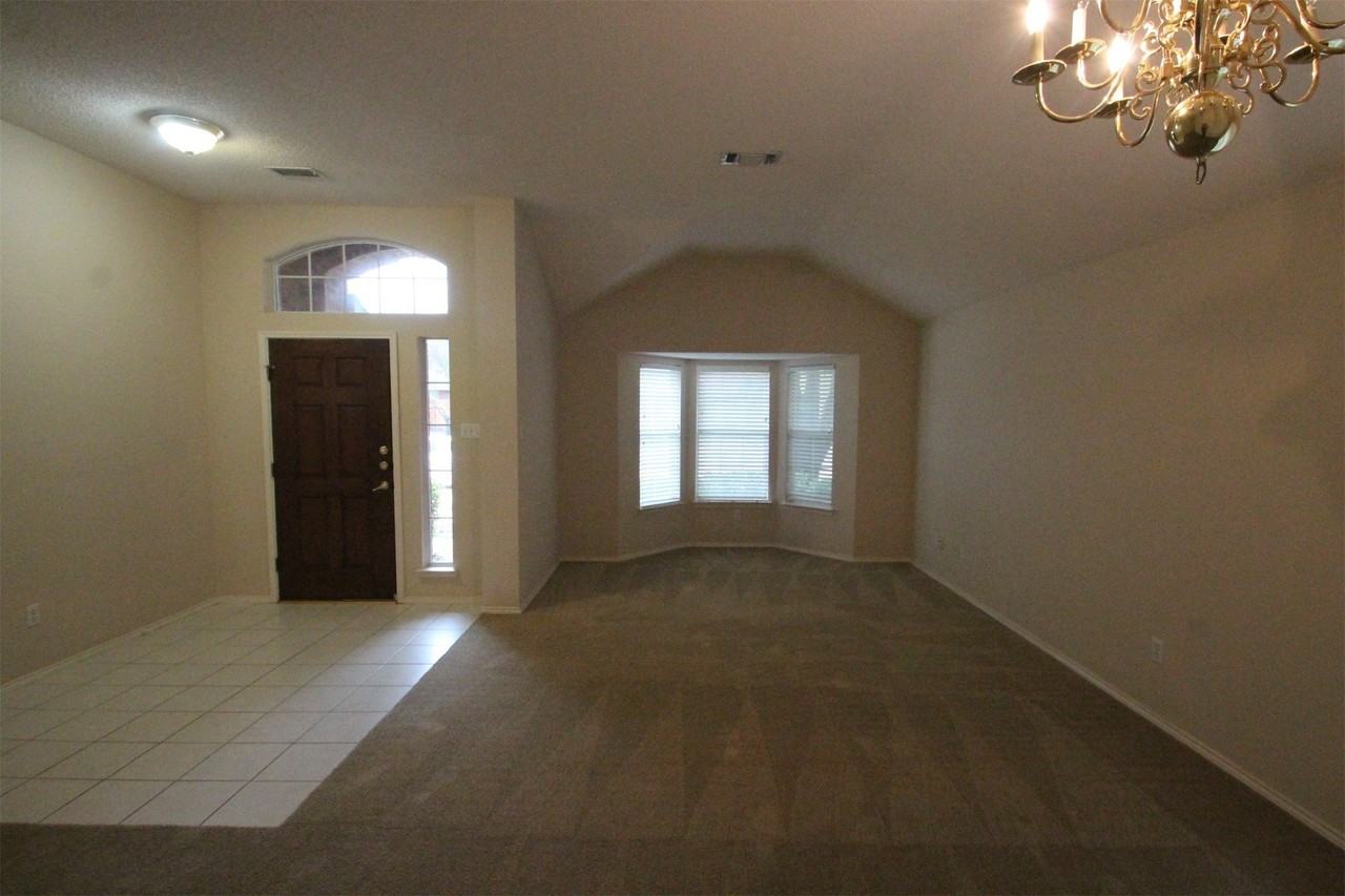 2920 Coventry Ln - Photo 3 of 25