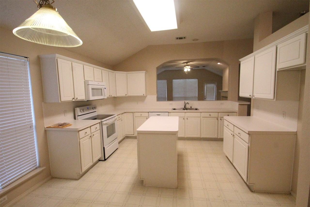 2920 Coventry Ln - Photo 4 of 25