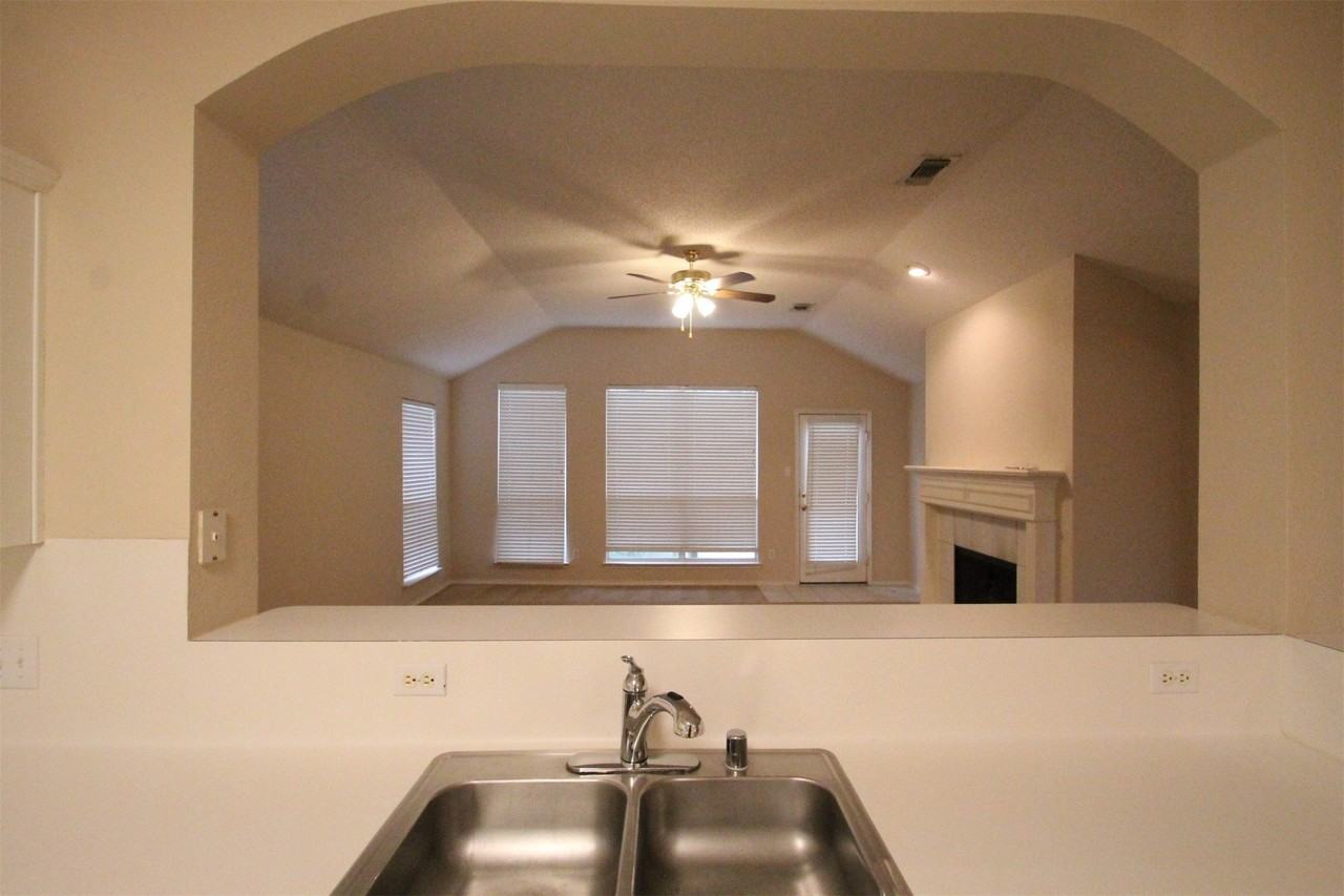 2920 Coventry Ln - Photo 6 of 25