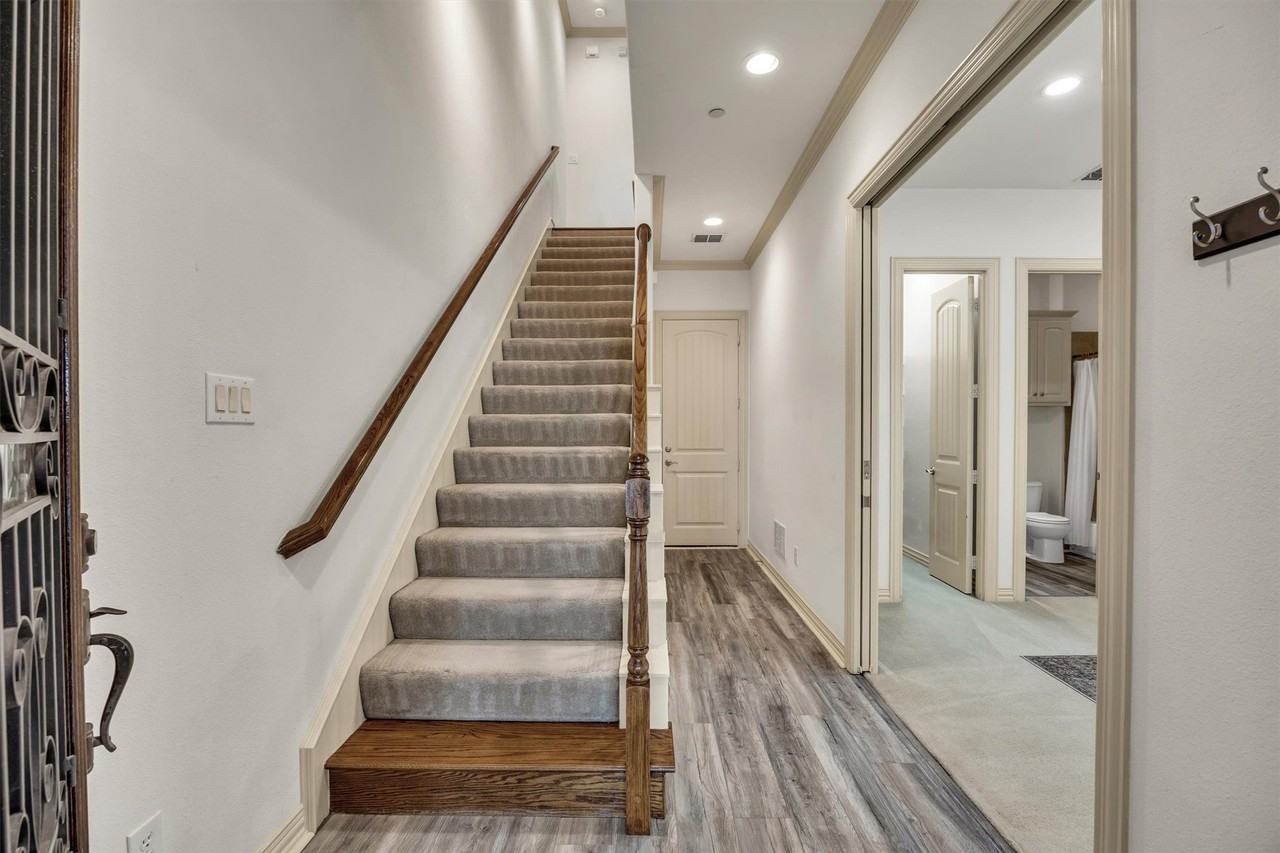 8249 Short St - Photo 3 of 38