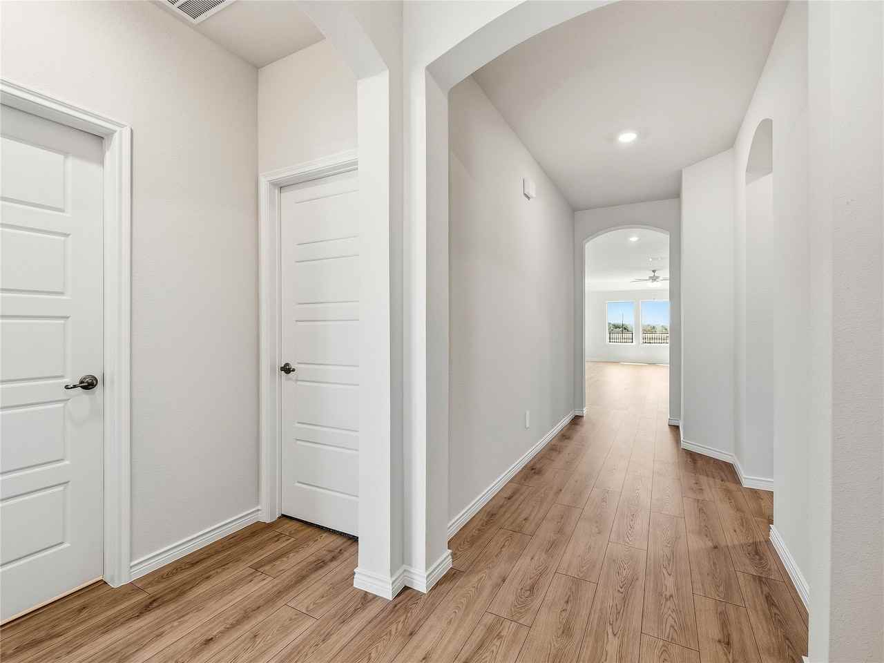2504 Travis St - Photo 4 of 32
