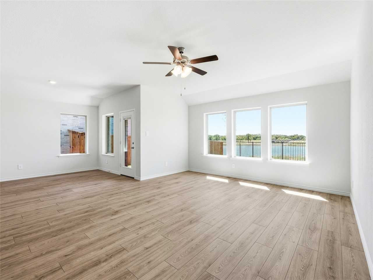 2504 Travis St - Photo 5 of 32