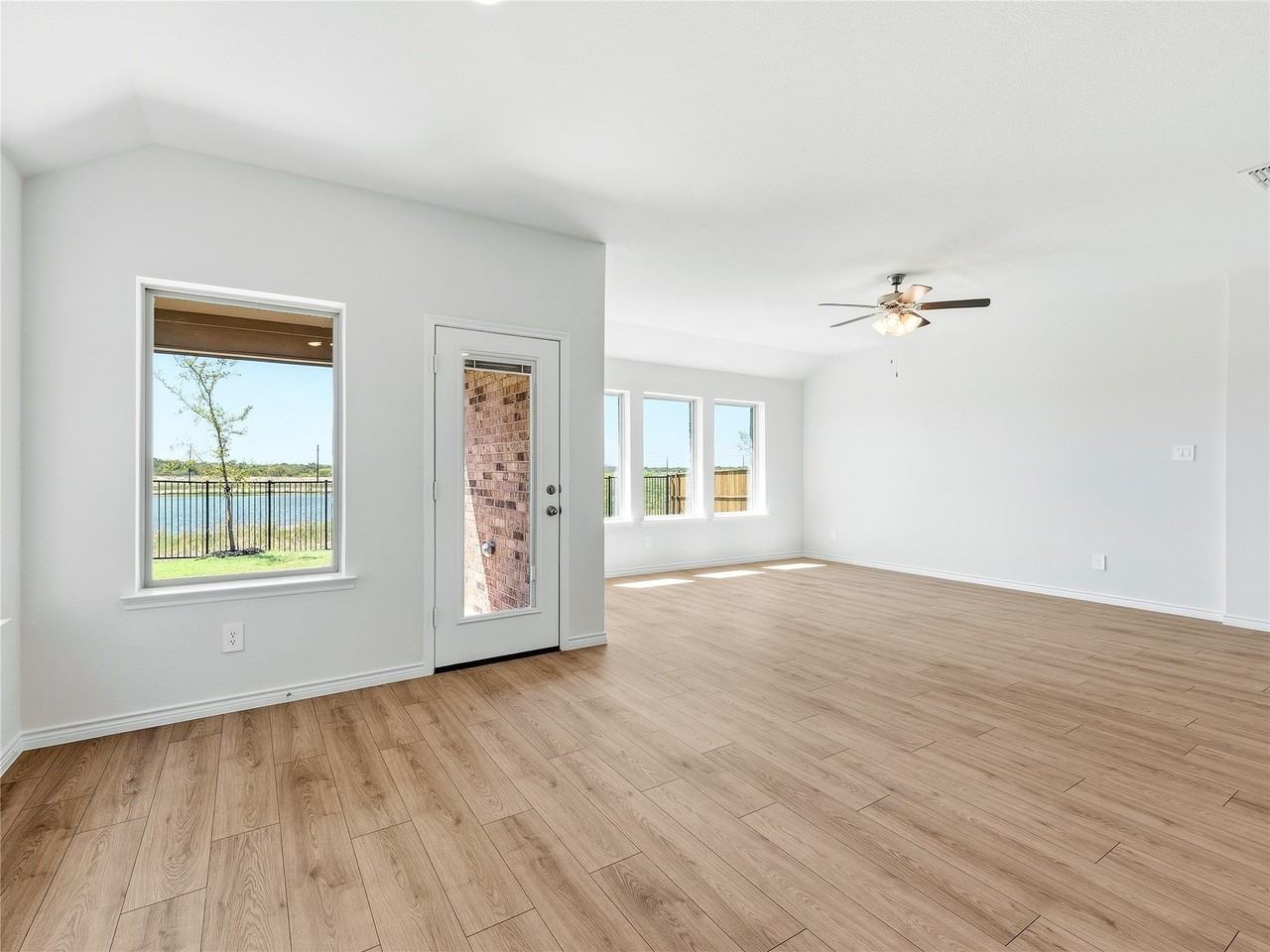2504 Travis St - Photo 6 of 32
