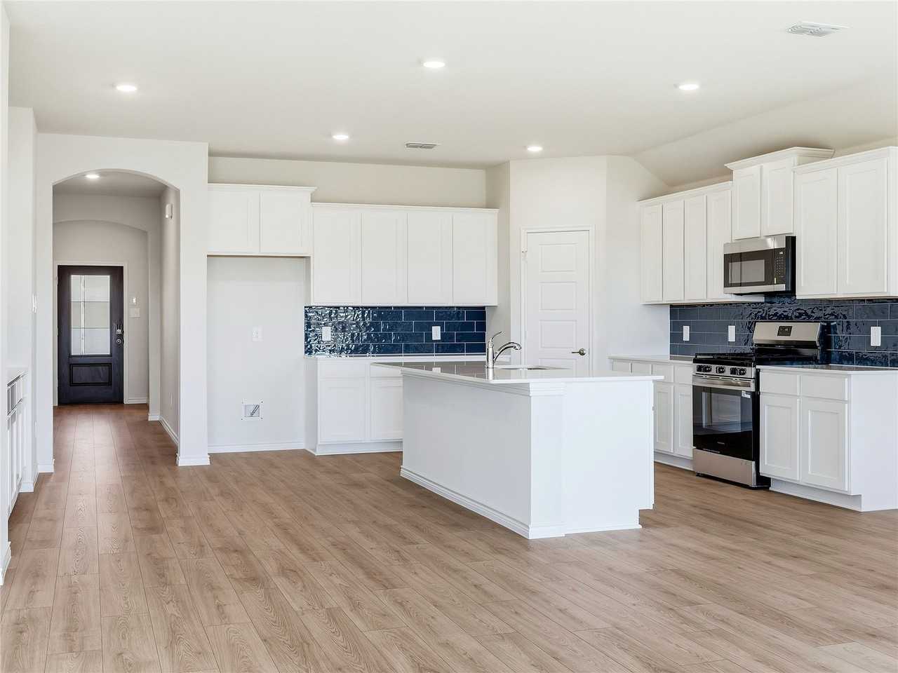 2504 Travis St - Photo 7 of 32