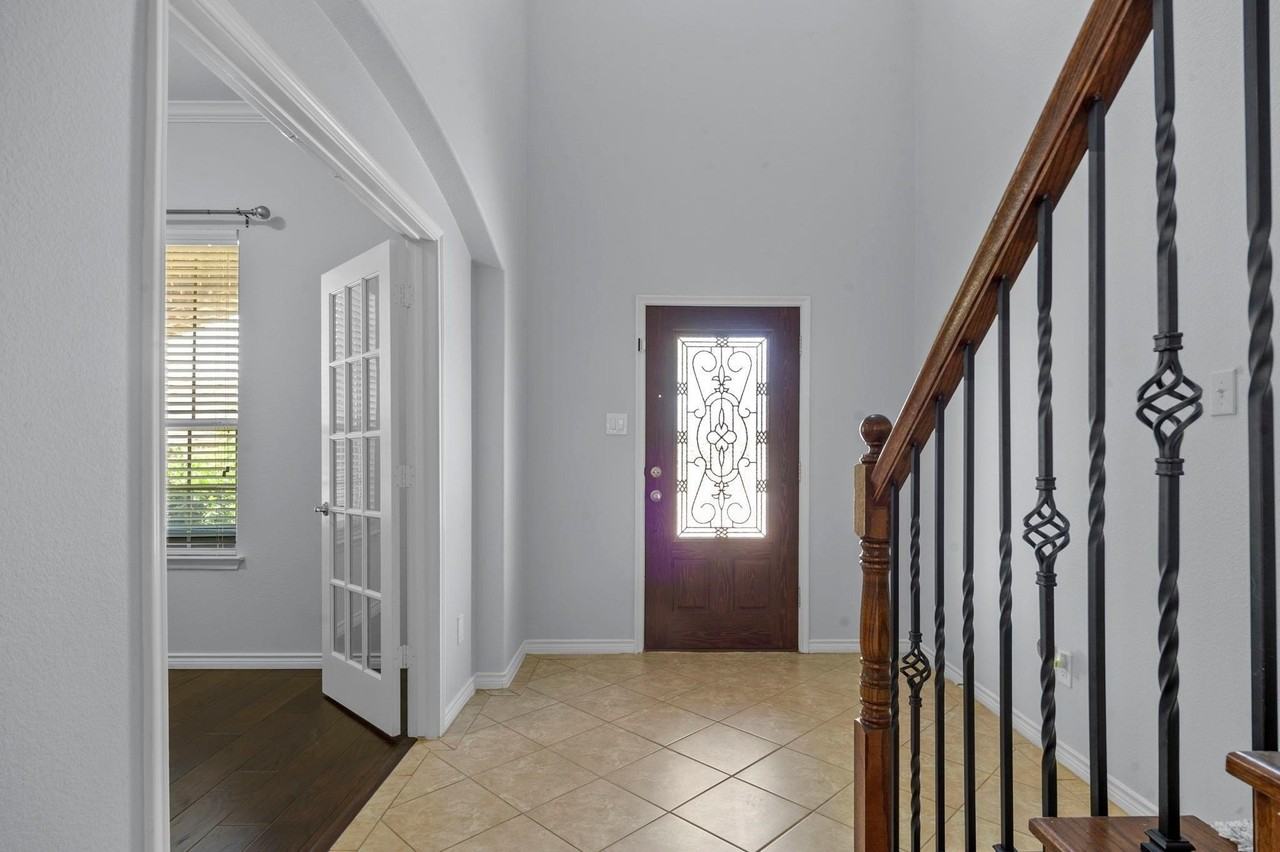 913 Lampassas Trl - Photo 4 of 40
