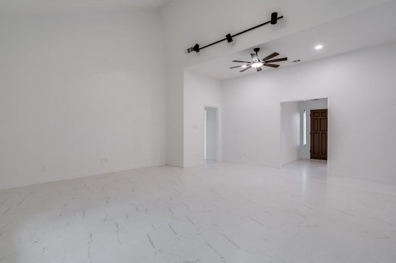 7717 Woodside Hl - Photo 7 of 38