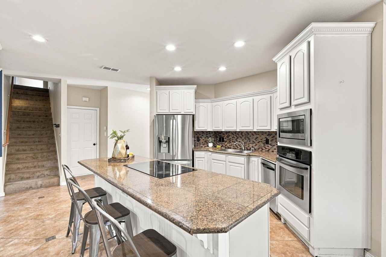 7030 Pecan Creek Cir - Photo 7 of 33
