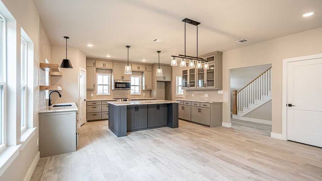 2204 Salina Cir - Photo 4 of 34