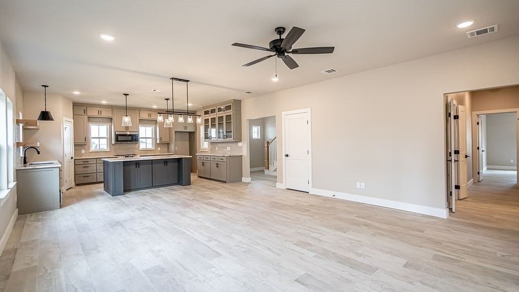 2204 Salina Cir - Photo 5 of 34