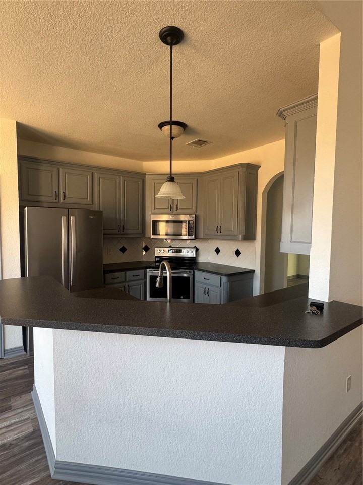 205 Wayne Dr - Photo 4 of 14
