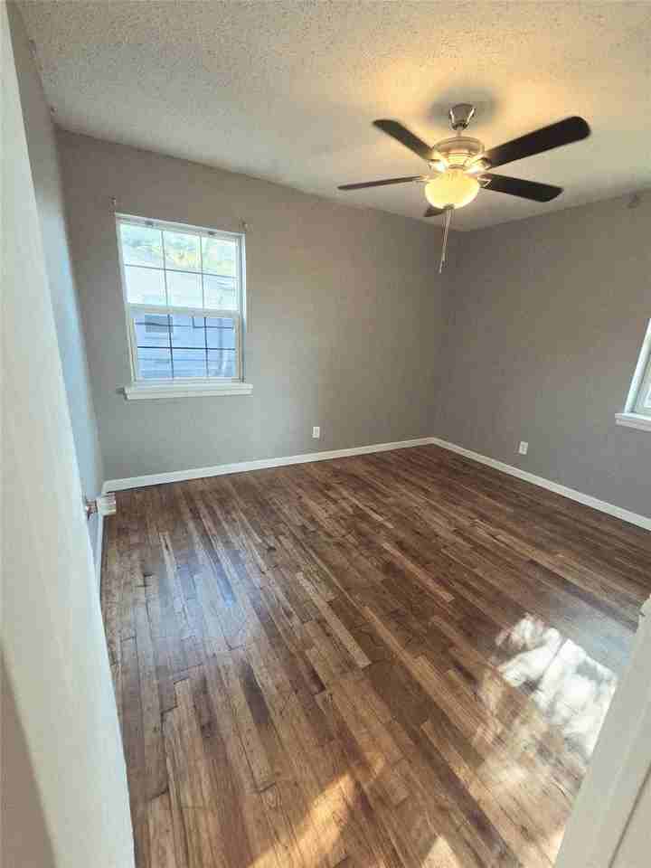 935 Powell Rd - Photo 3 of 16