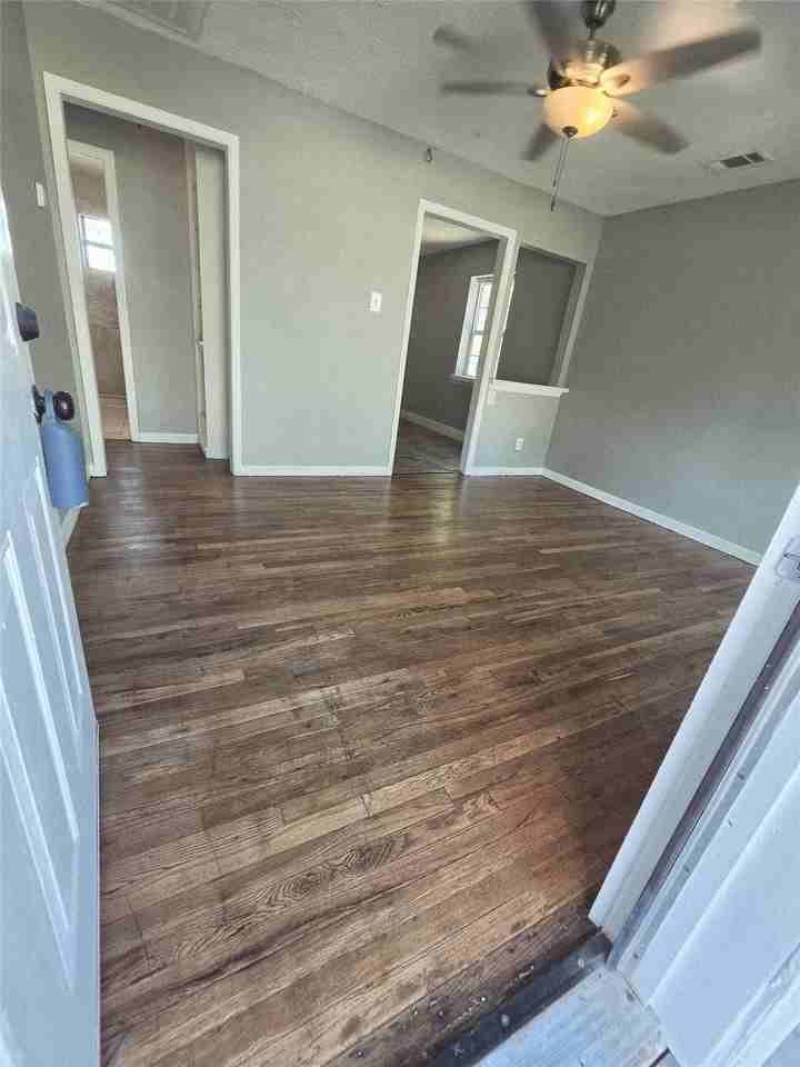 935 Powell Rd - Photo 4 of 16