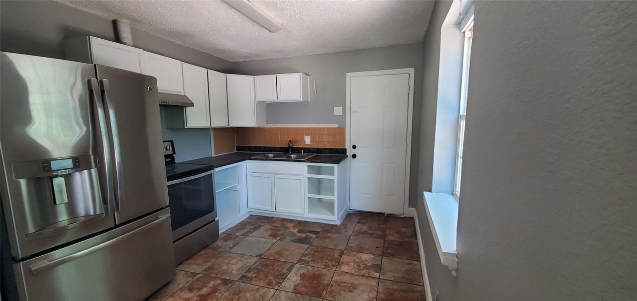935 Powell Rd - Photo 5 of 16