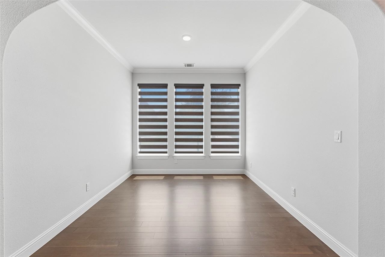 2101 Hebert Ct - Photo 6 of 34
