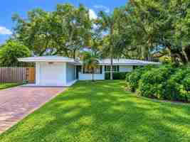 featured image of 3006 Golfview Dr