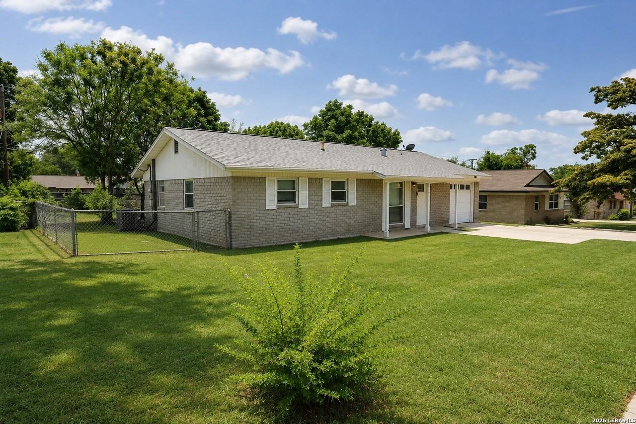 1106 Cerro Alto Dr - Photo 3 of 26