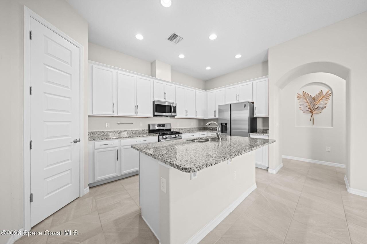 8008 Gullen Dr - Photo 4 of 46