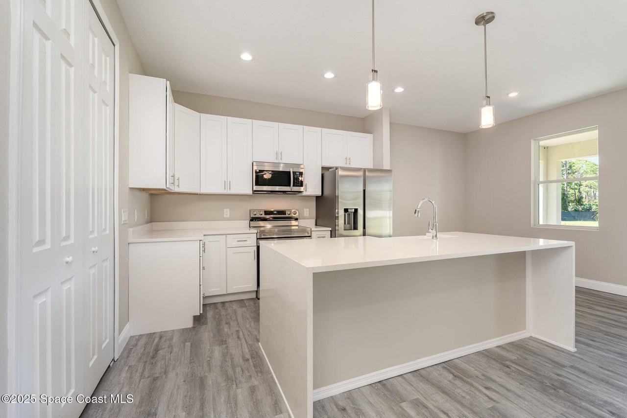 3187 Topsey Ave Se - Photo 5 of 35
