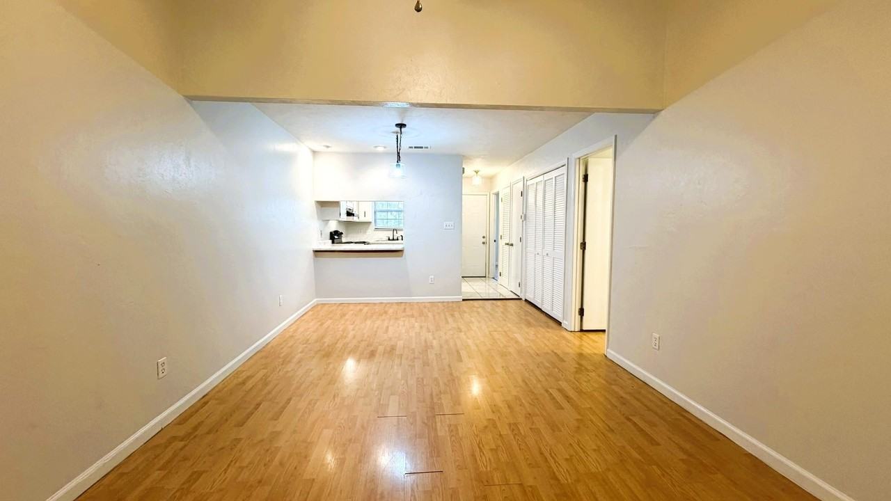 1104 Greentree Ct #H - Photo 7 of 36