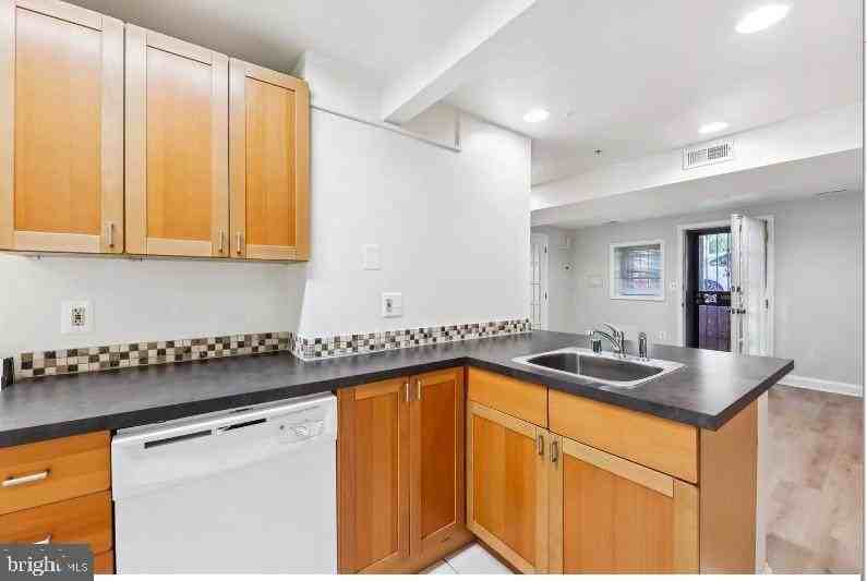 2303 17th St Nw #B - Photo 3 of 17