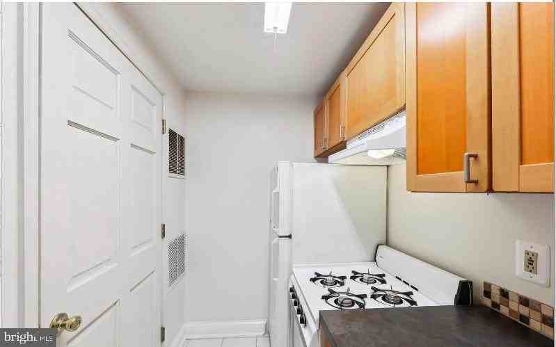 2303 17th St Nw #B - Photo 5 of 17