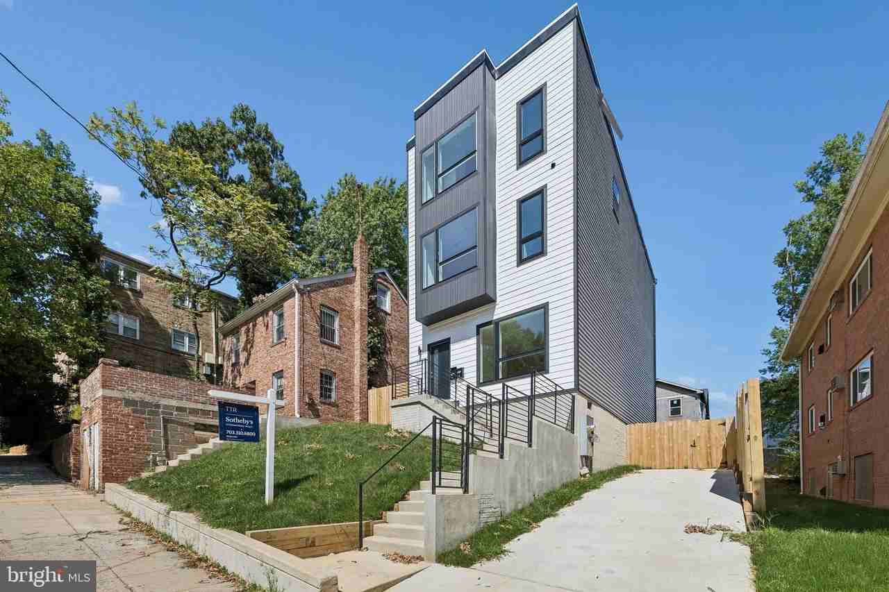 5046 Astor Pl Se - Photo 3 of 36