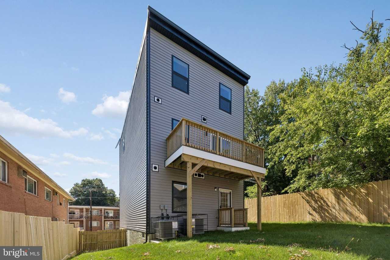 5046 Astor Pl Se - Photo 4 of 36